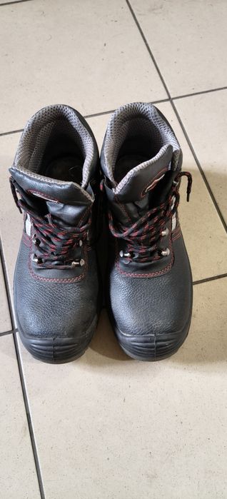 Взуття робоче з металевими носком