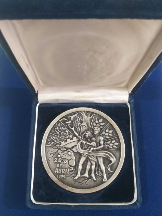 Medalha Comemorativa Dos 25 Anos Em Estado Democrático Português