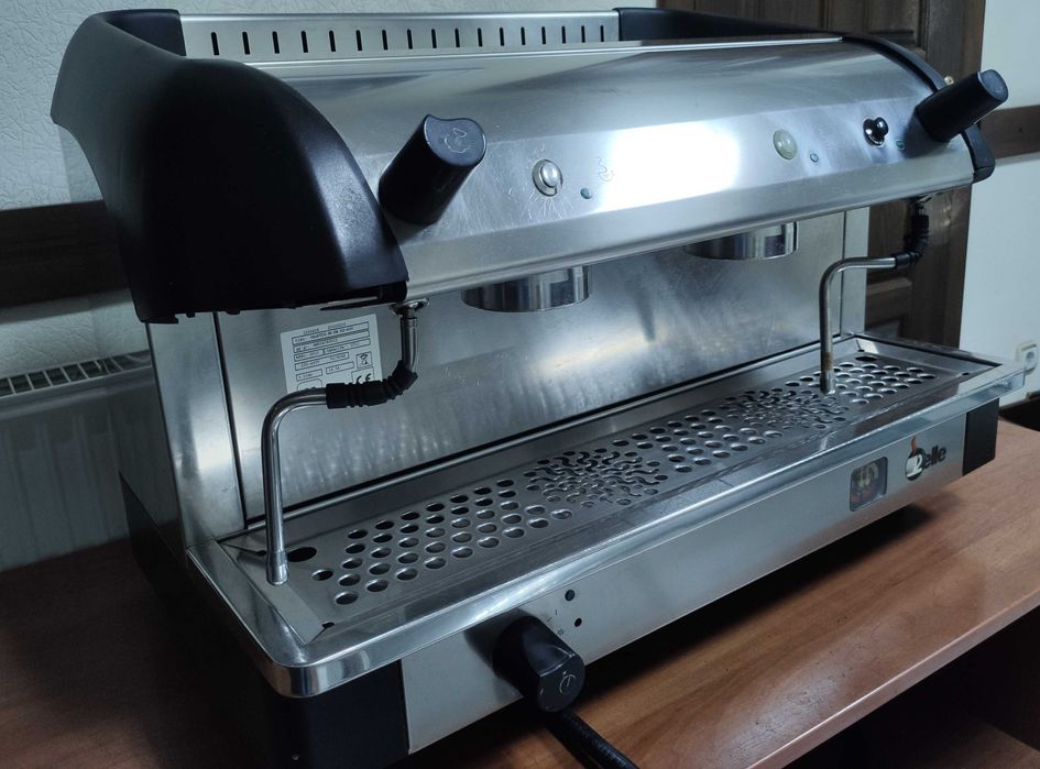 Кофемашина "2ele" б/у Профессиональная двухпостовая кофемашина Италия