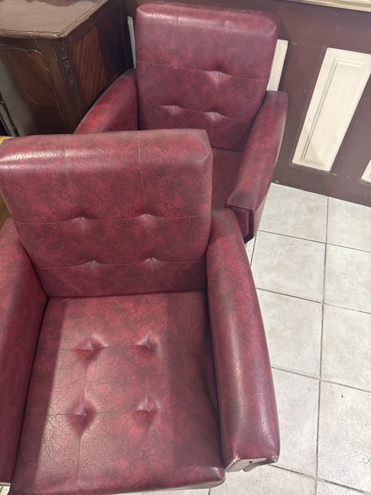 2 sofas vermelhos em pele retro
