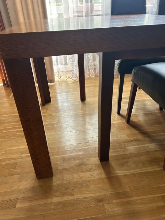 Stół rozkładany i 8 krzeseł ze skóry naturalnej
