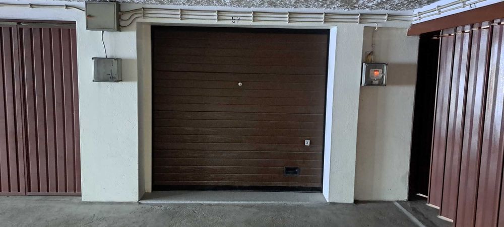 Garagem no centro de Viana  (perto da ponte antiga)