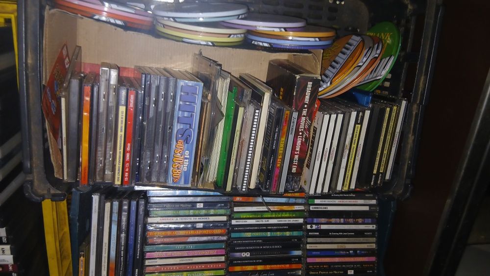 Lote 150 Cd musica diversa por 120 €