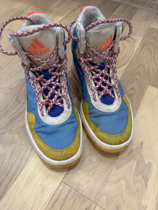Продам жіночі зимові кросівки Adidas