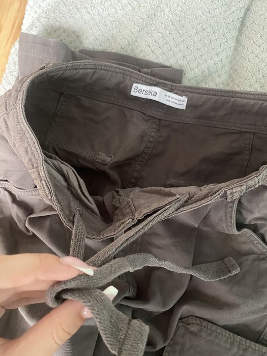 Szare spodnie cargo Bershka