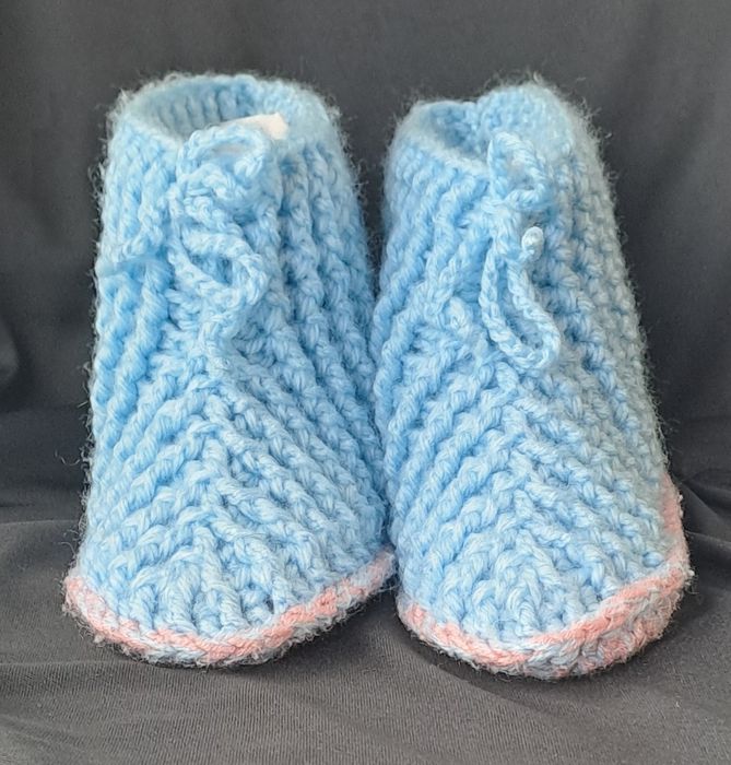 Sapatinhos de lã/ carapins feitos a mão NOVOS