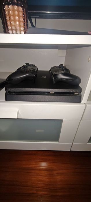 Vendo PS4 Slim com dois comandos e alguns jogos