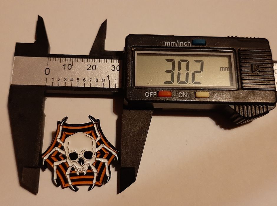 Przypinka - czaszka pająk.