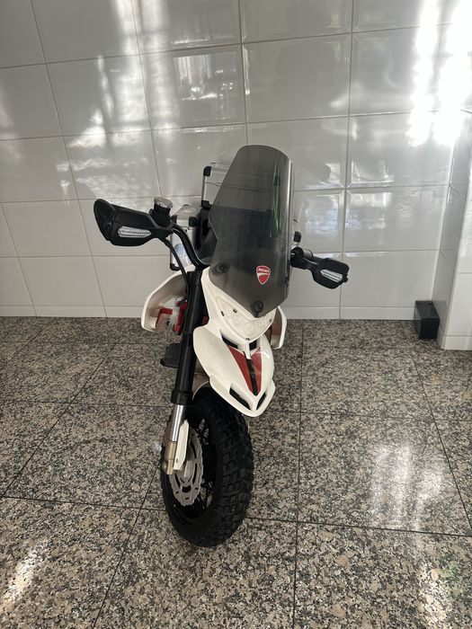 Mota de passeio Ducati em excelente estado! Inclui rodinhas