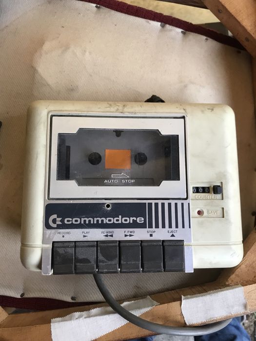 Sprzedam magnetofon commodore
