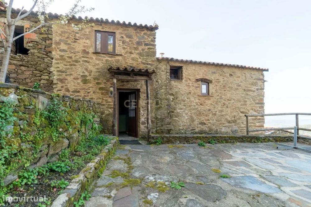 Duas Casas de Xisto em aldeia típica para alojamento local
