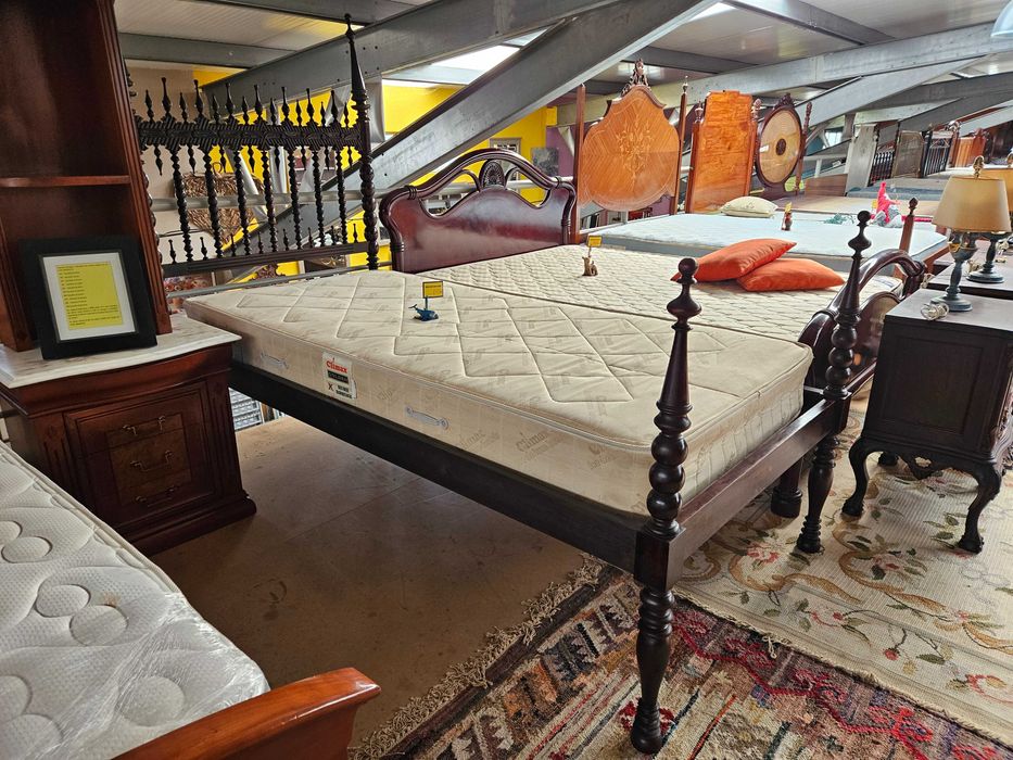 Cama antiga de solteiro em madeira com estrado e colchã