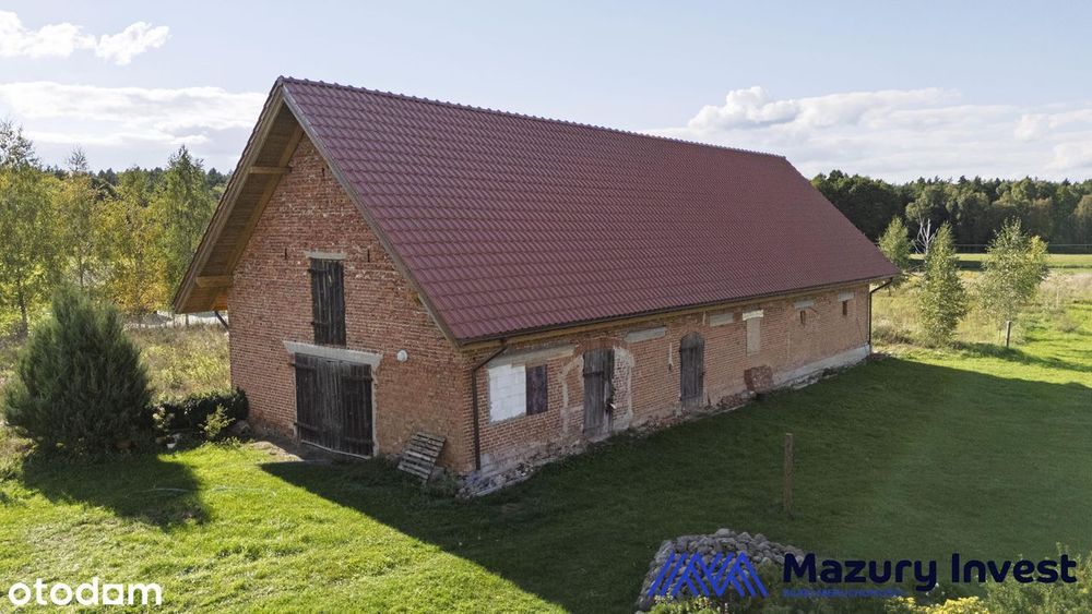 Ceglana stodoła z nowym dachem i projektem na mieszkania w Waplewie