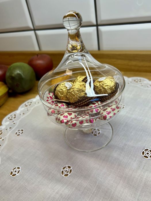 Bombonierka szklana na nóżce