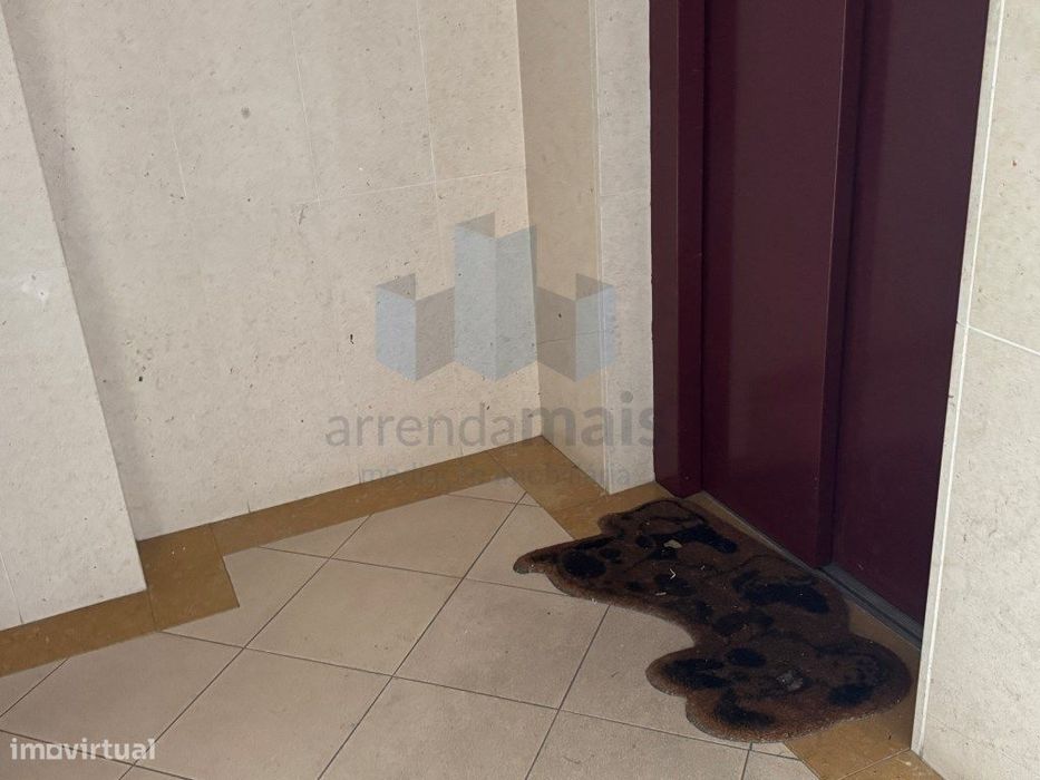 Arrenda-se excelente T3 em ultimo piso com terraço de 120m2 em Celas