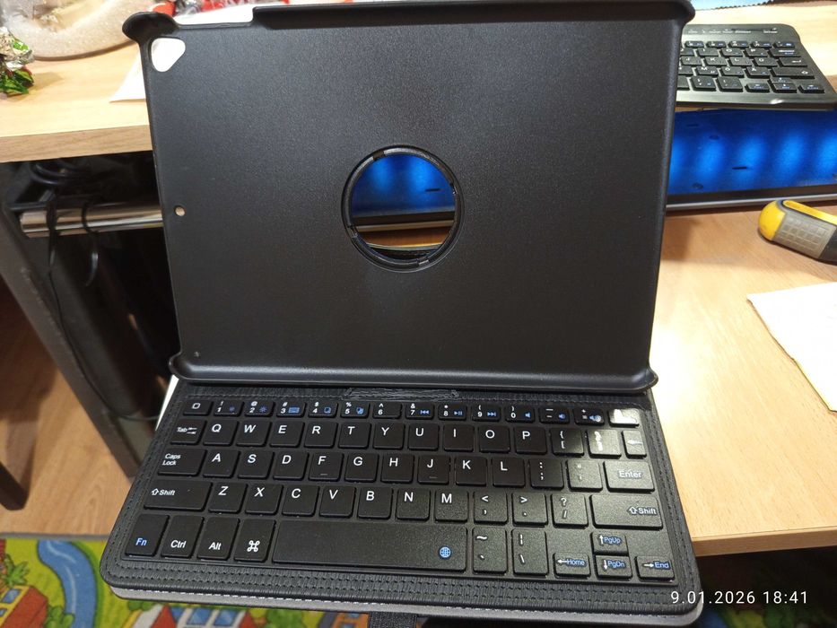 Klawiatura bluetooth razem z etui na tablet
