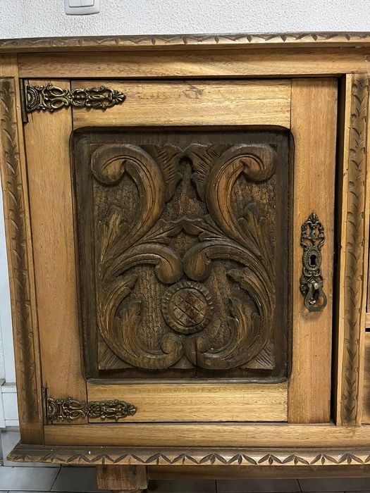 Aparadores vintage esculpidos à mão