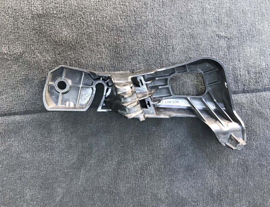 Кріплення переднього бампера правий VW Beetle 12-19 5C5807774E