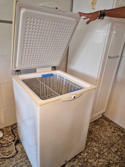 Arca congeladora vertical Whirlpool