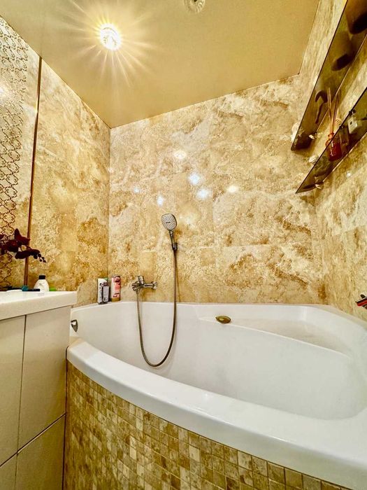 3-кімнатна квартира з ВЕЛИКОЮ кухнею! ! Класна локація! A11