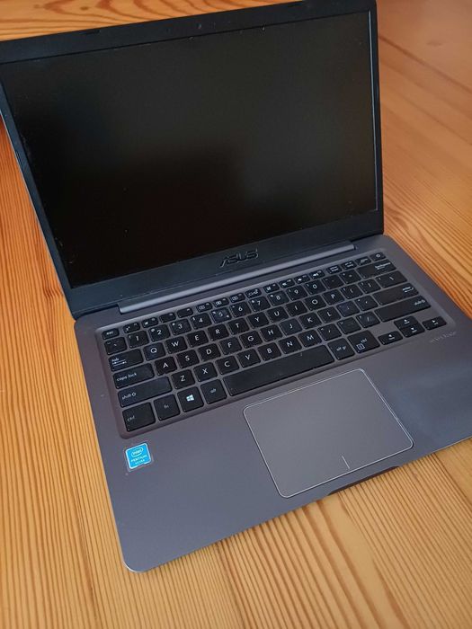 Laptop ASUS E406M