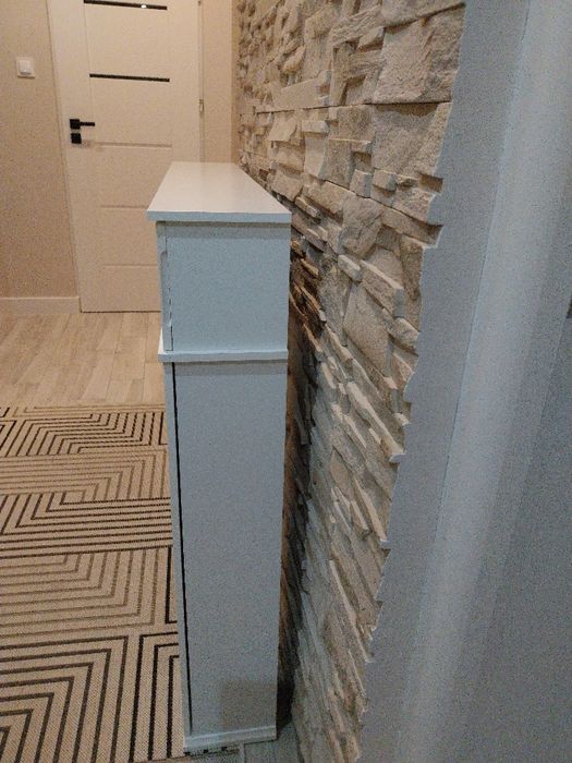 Biały drewniany  portal kominkowy kinsola