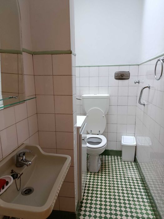 Alugo quarto individual a estudante