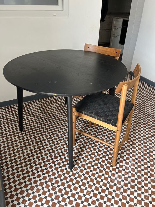 uma mesa de jantar redonda preta da Ikea Diâmetro 1 metro