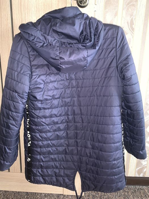 Весенняя-зимняя куртка на девочку