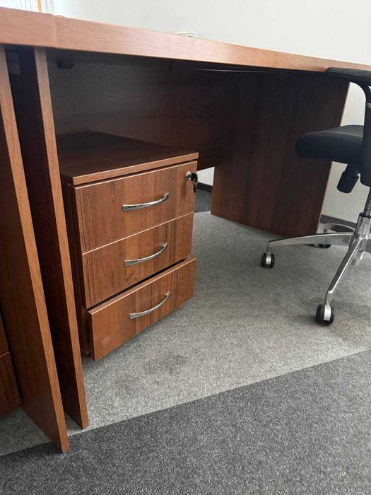 столы кресла тумбы офисные