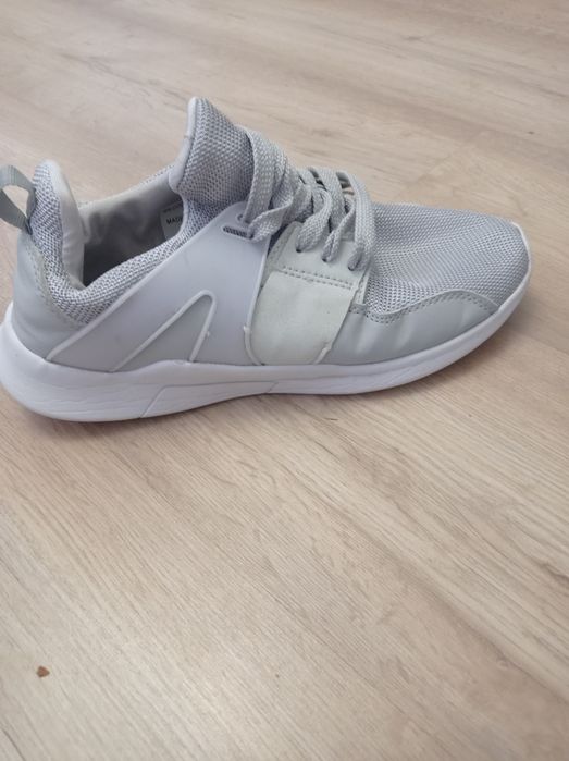 Продаються кросовки Primark  унісекс 40р