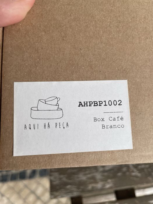 Chavena individual em ceramica branca com pires em madeira