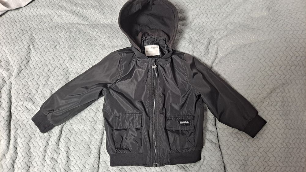 Kurta czarna  z kapturem firmy KappAhl rozmiar 92cm.