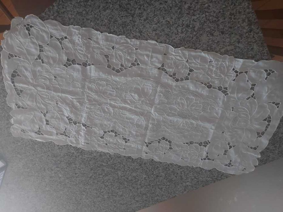 Caminho de Mesa em Bordado Branco