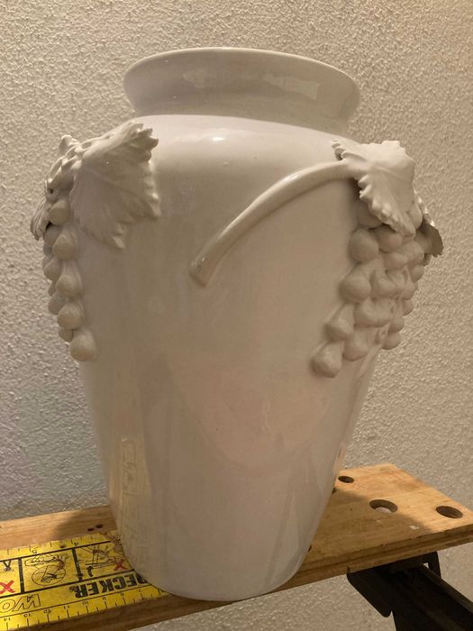 Vários objetos em porcelana decorativa