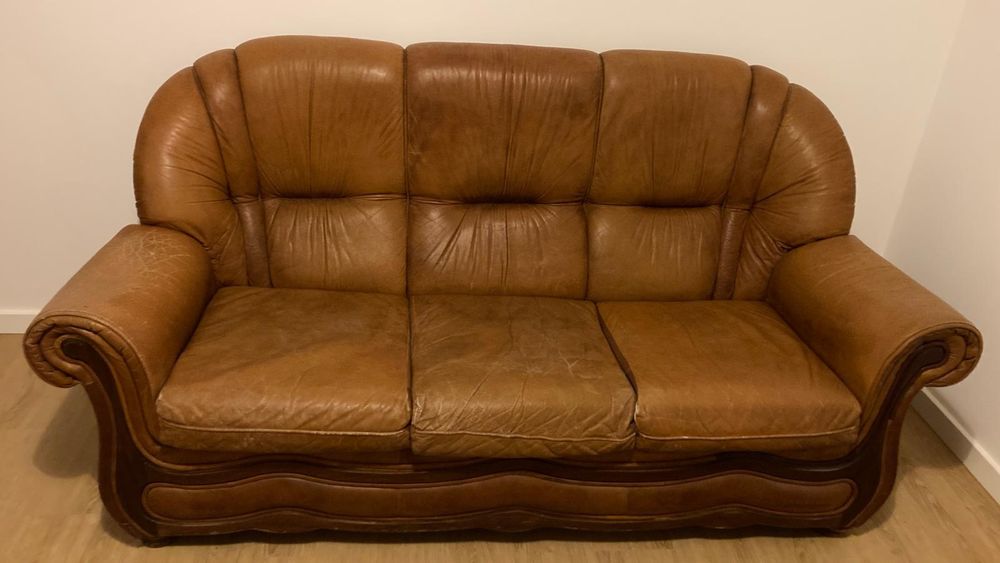 Sofá-cama e poltronas em pele