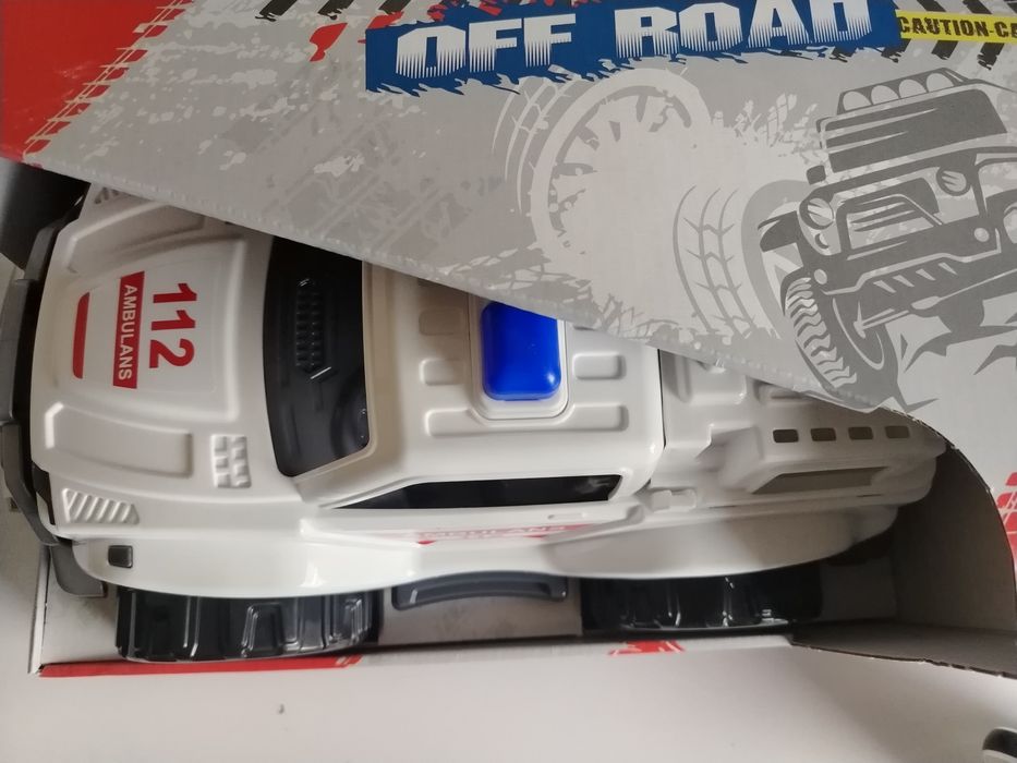 duże Auto terenowe samochód karetka pogotowia