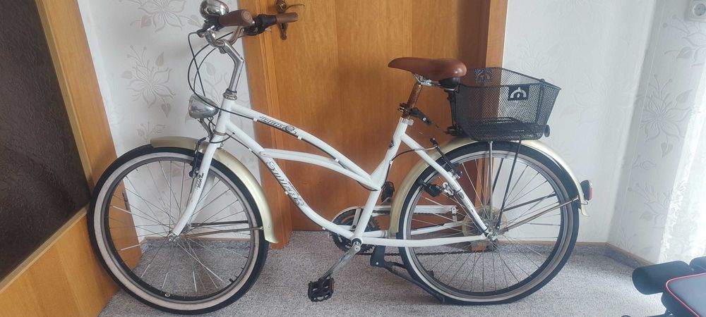 Rower miejski damski retro z koszykiem i przerzutkami