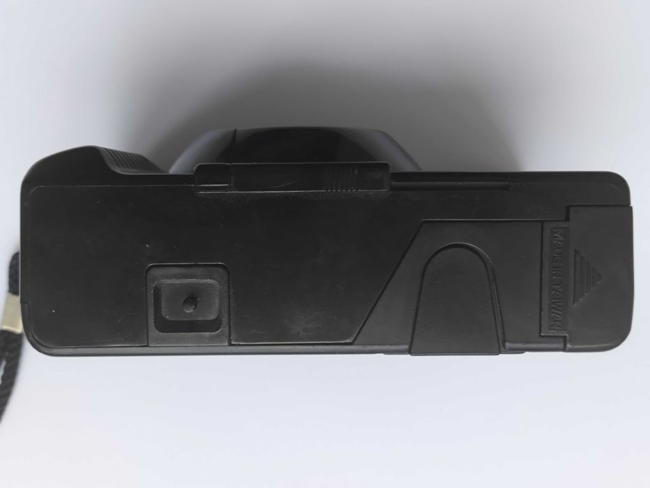 Вінтажний плівковий фотоапарат Optex Starshot II, вироблений у Японії.