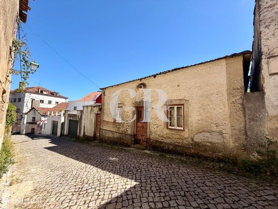 Moradia para recuperar no centro da vila de Figueiró dos Vinhos