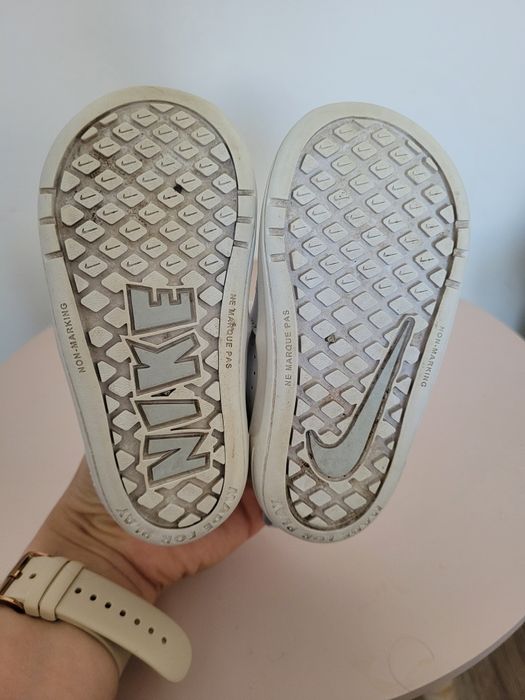 Białe sneakersy na rzep nike unisex 13,5cm