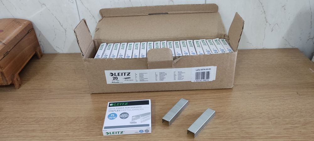 Caixa com 20 caixas de agrafes da " Leitz"