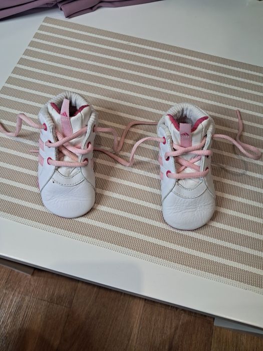 Adidas пінетки ,made in Indonesia.