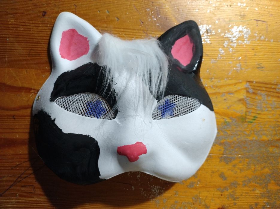 Biało czarna maska therian