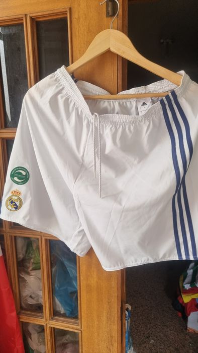 Camisola  e calcoes do mitico  real madrid  ano 2014.