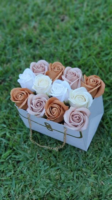 Bolsa com rosas artificiais