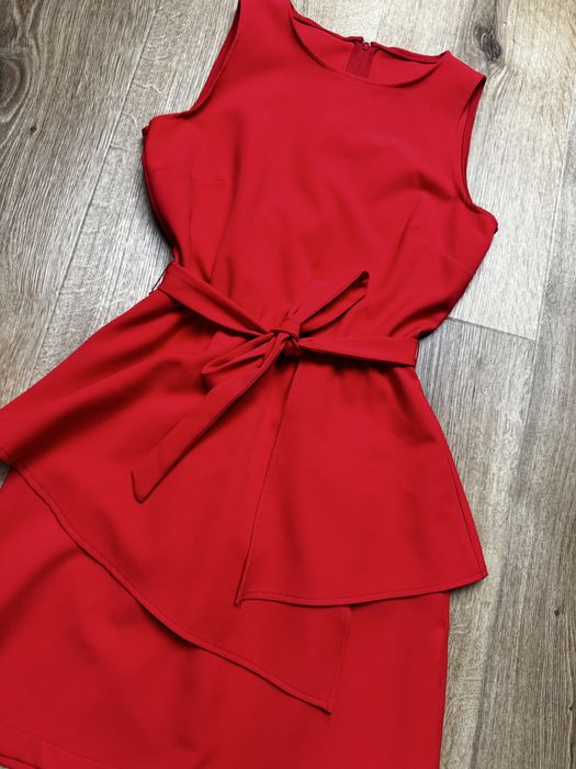 Czerwona sukienka Ala Asos baskinka pasek 34
