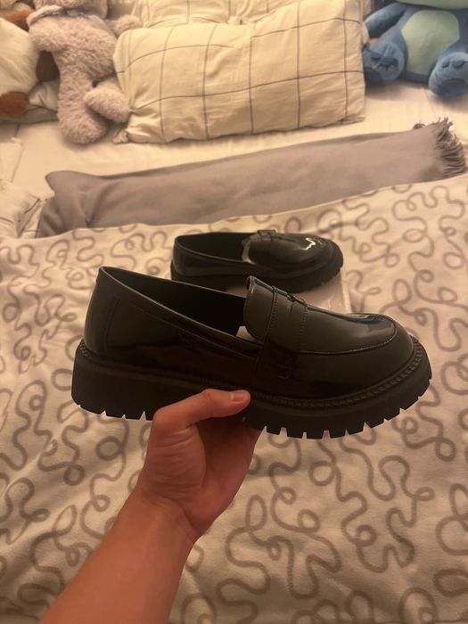 Czarne lakierowane loafersy na grubej podeszwie (chunky)
