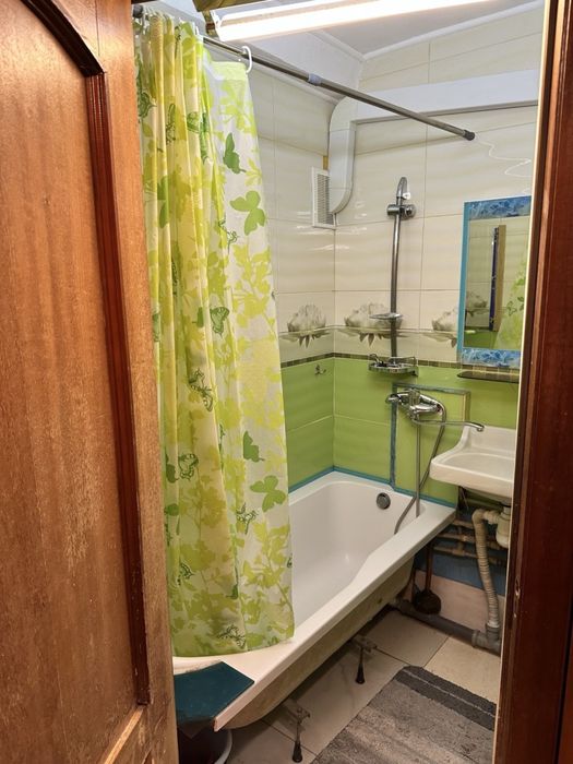Продаж двокімнатноі на Жуля Верна 13А