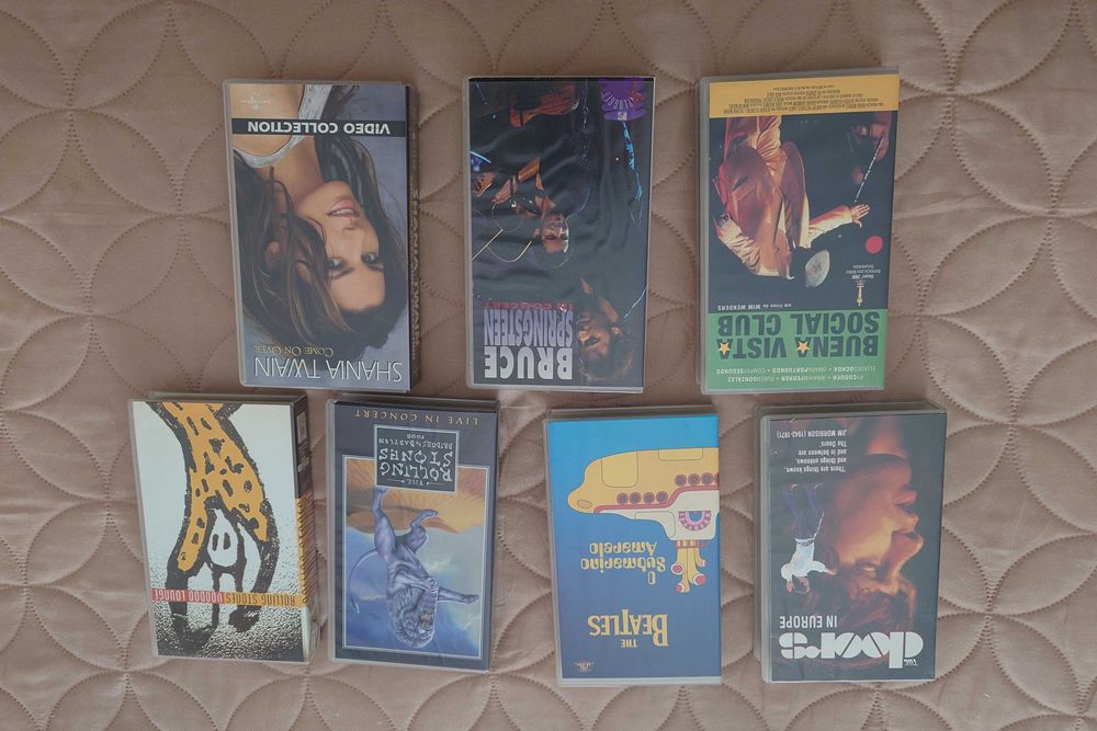 Vendo cassetes de música em VHS